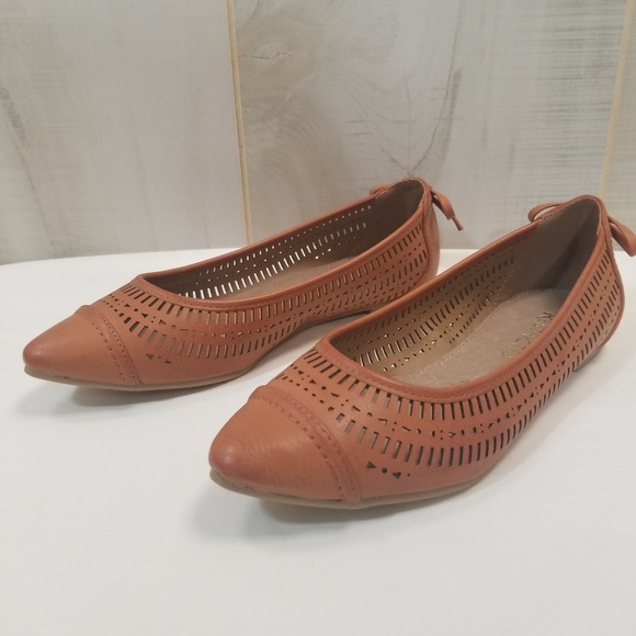 Modcloth Restricted Perforated Pointed Flats 6.5 - Picture 3 of 7